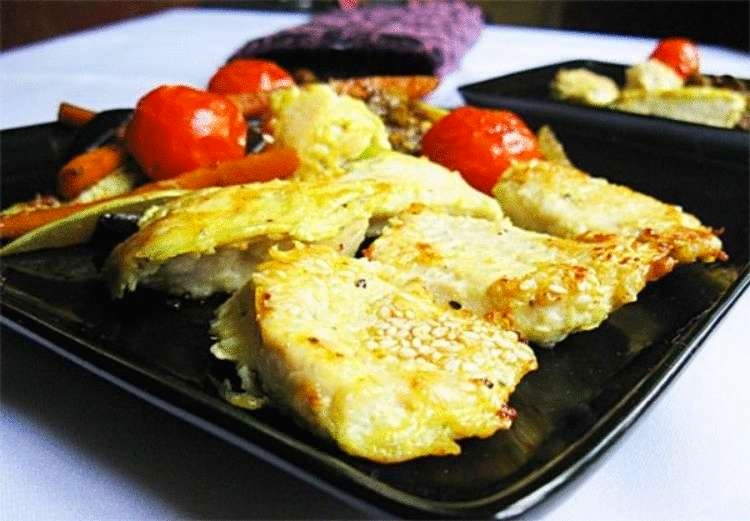 patiekta iškepta mėsa su garnyru