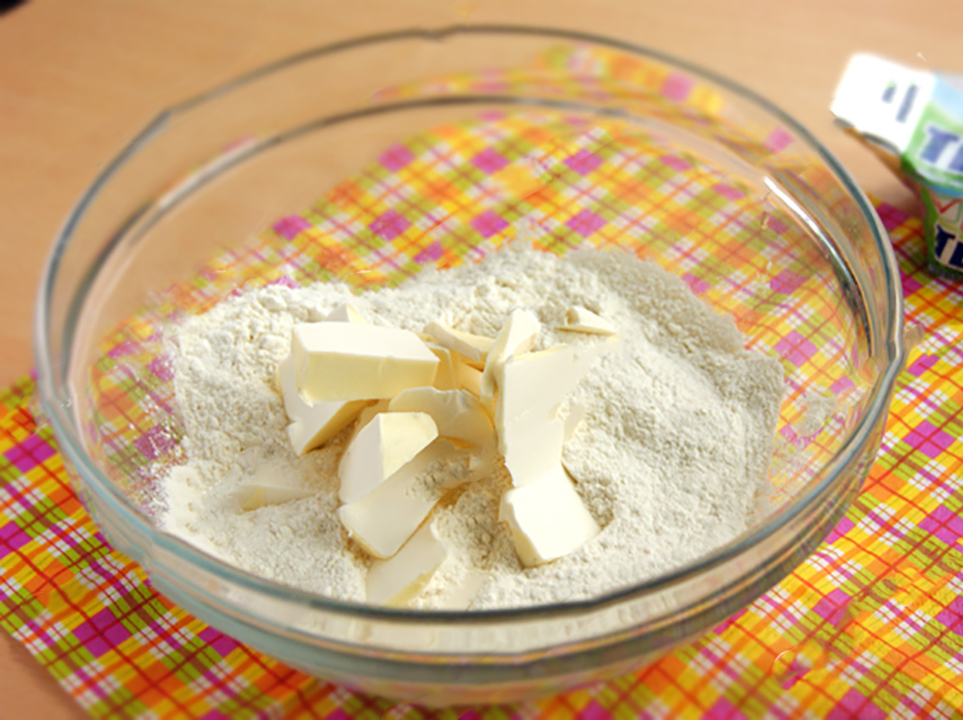 miltai dubenyje su supjaustytu sviestu