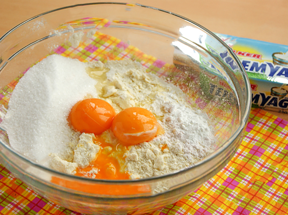 miltai su kepimo milteliais, kiaušinių tryniais ir cukrumi