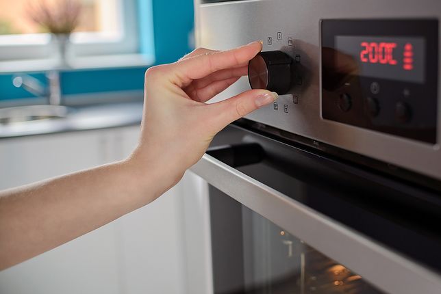 uždaryta orkaitė įkaitinta iki 200 laipsnių temperatūros