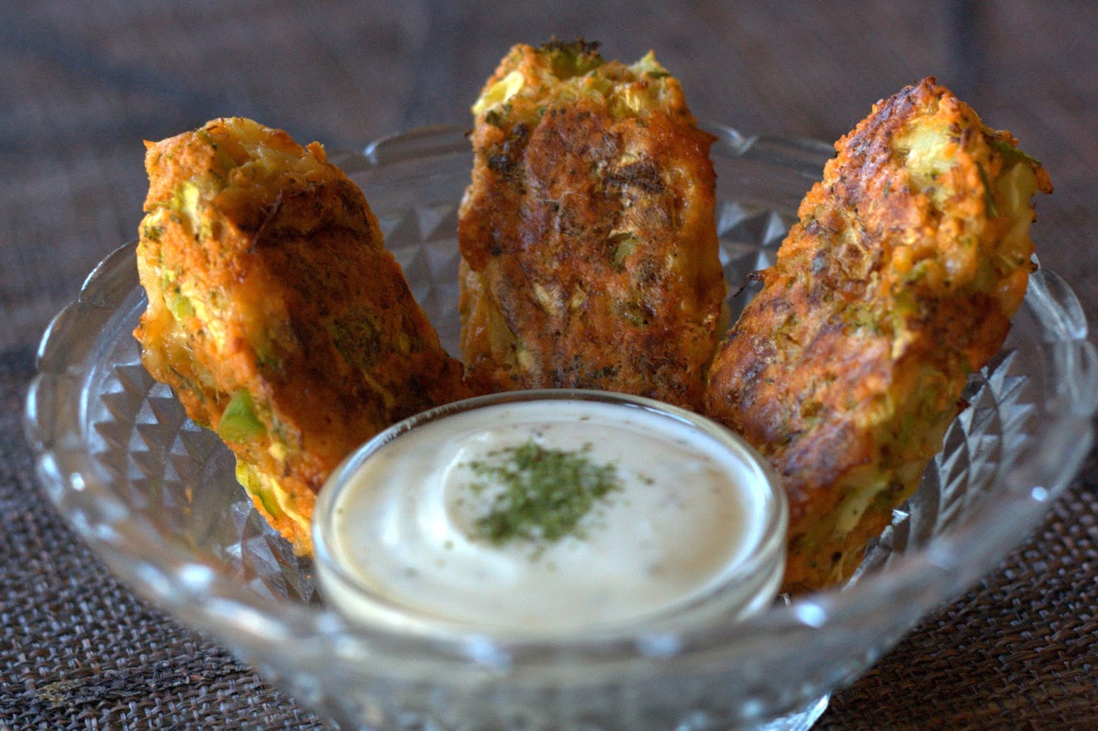 brokolio ir sūrio užkandukai patiekti su padažu