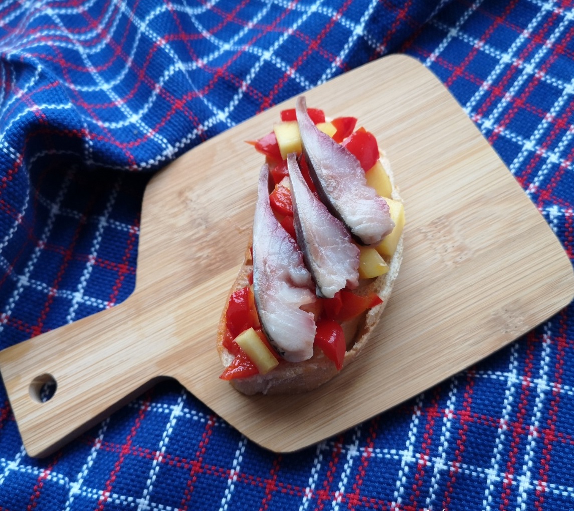 patiektas sumuštinis su silke, mangais ir paprika