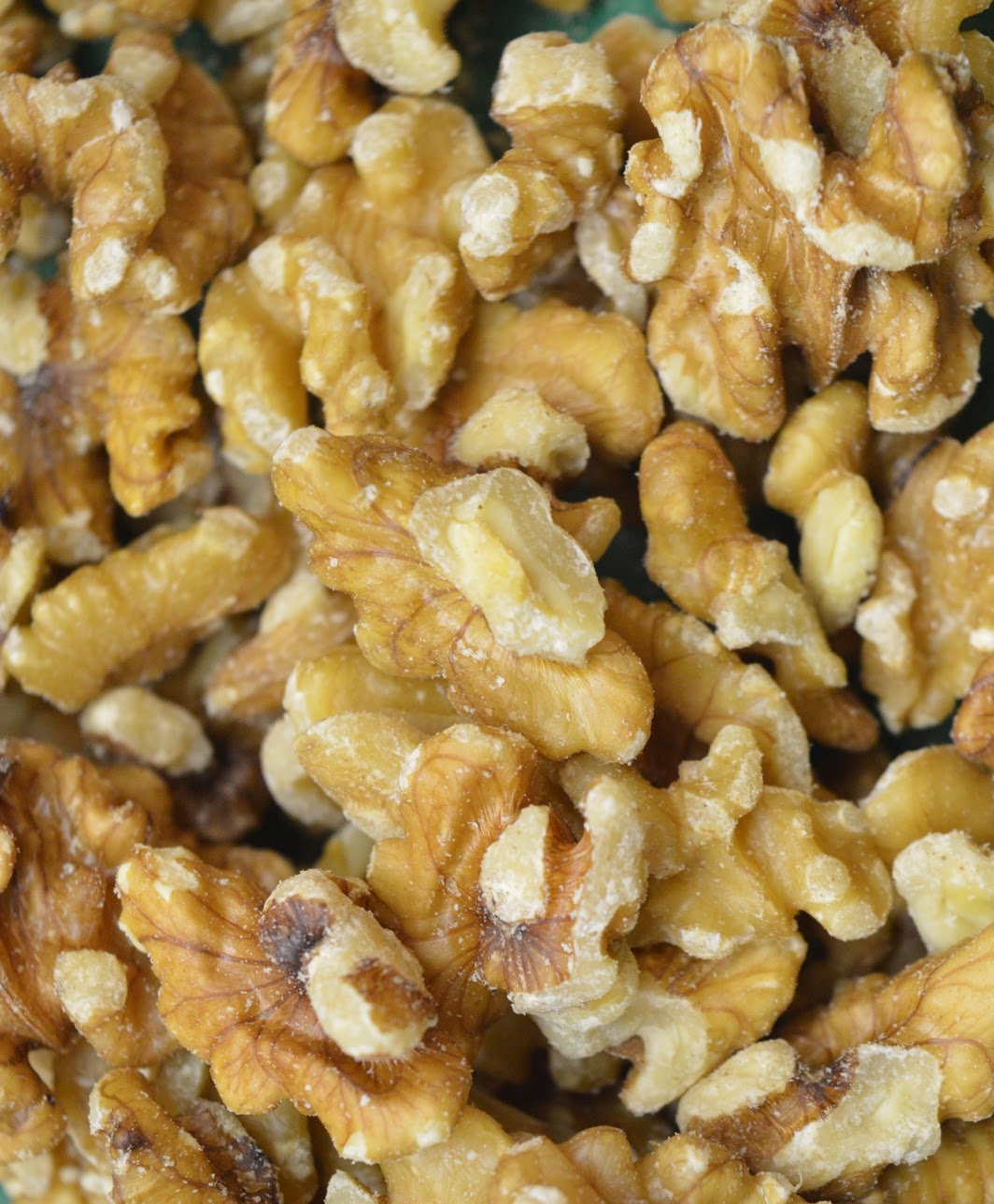 wysypane orzechy włoskie