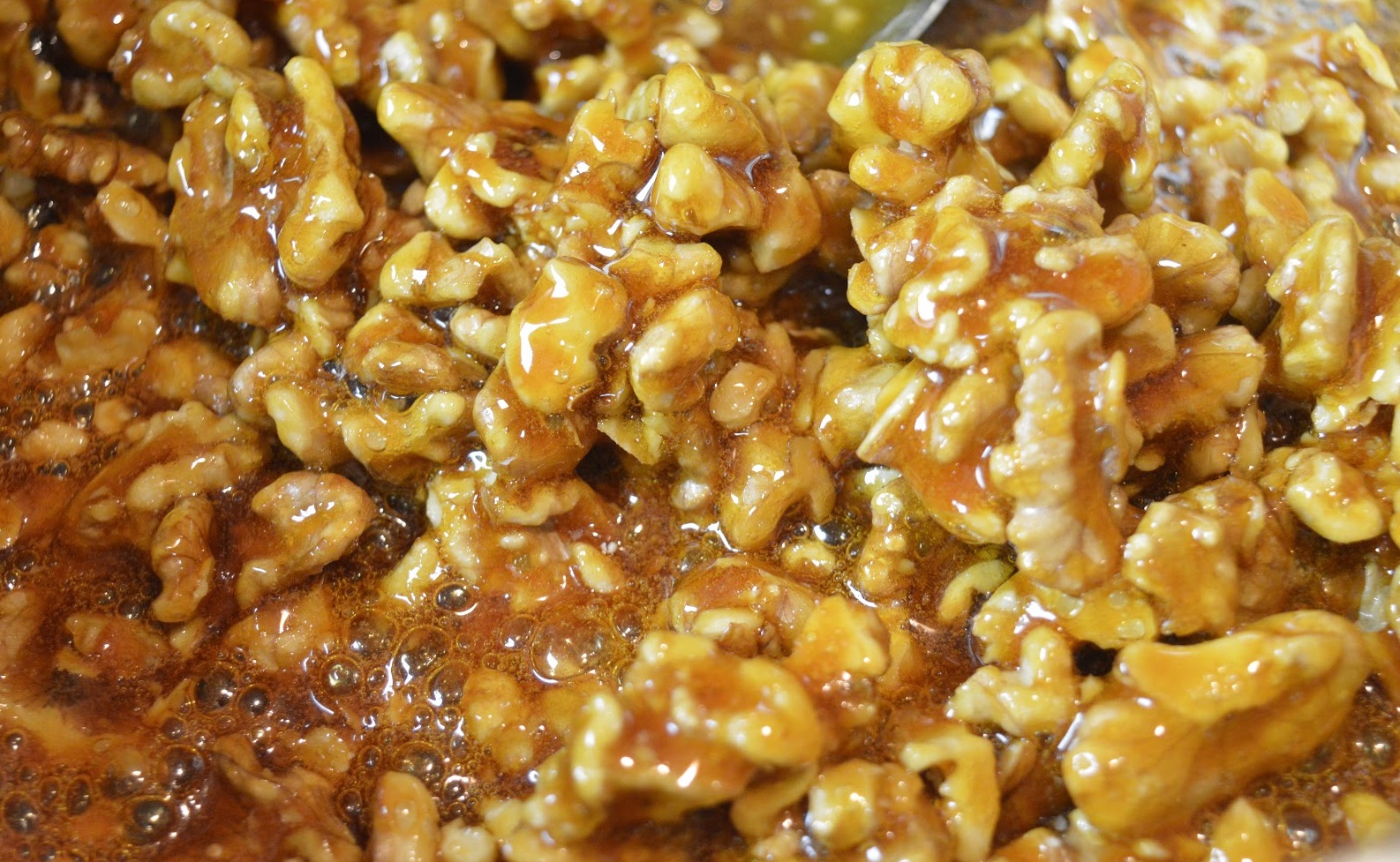 orzechy rozmieszane w cukru