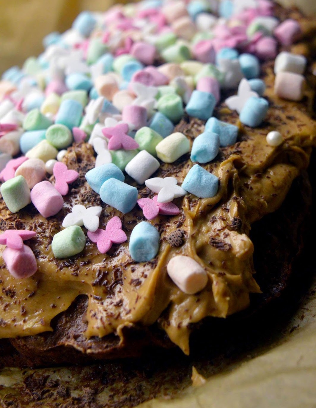 šokoladinis pyragas apteptas kremu su pagardais