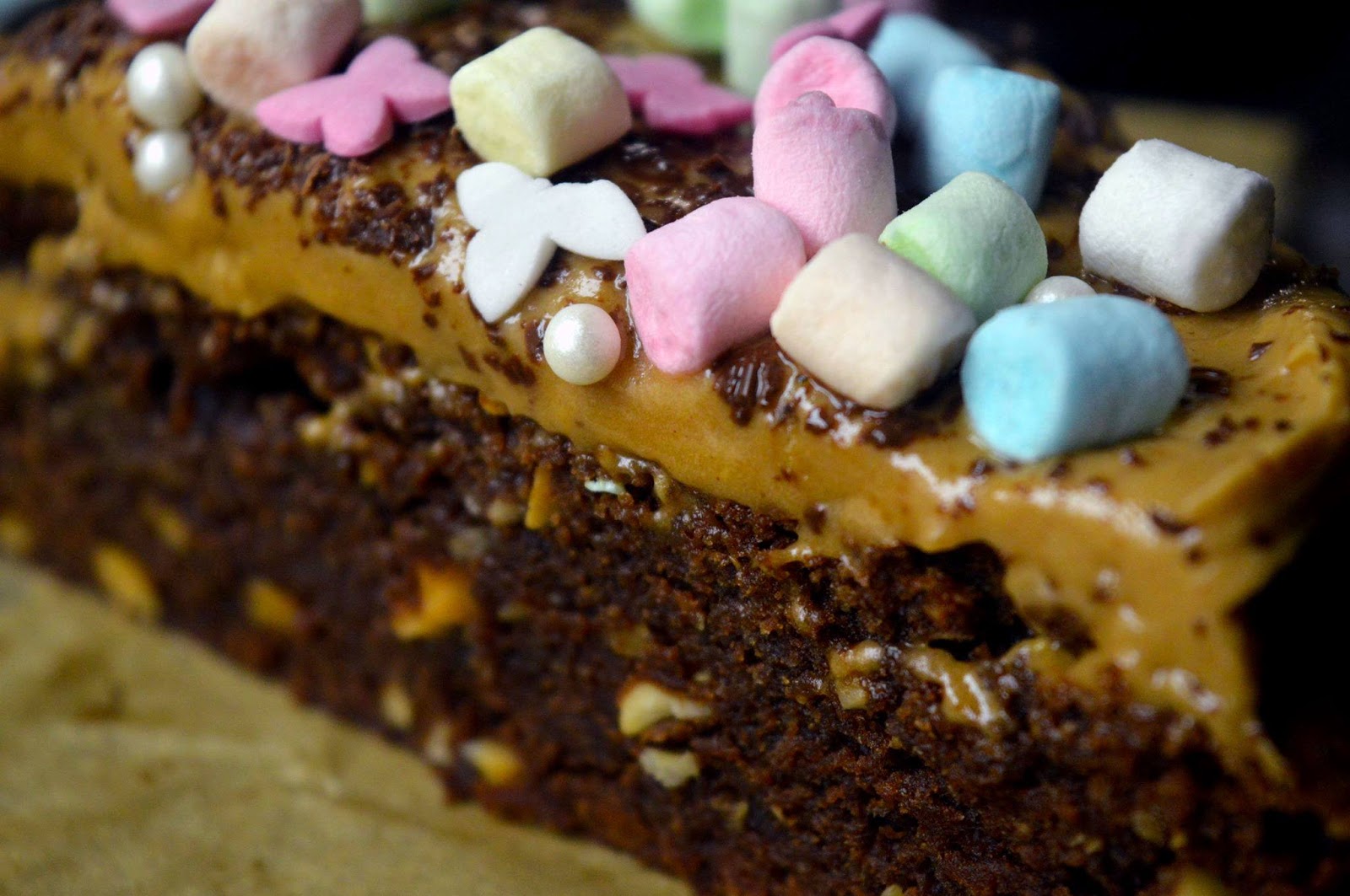 nuodėmingai skanus šokoladinis pyragas su riešutais