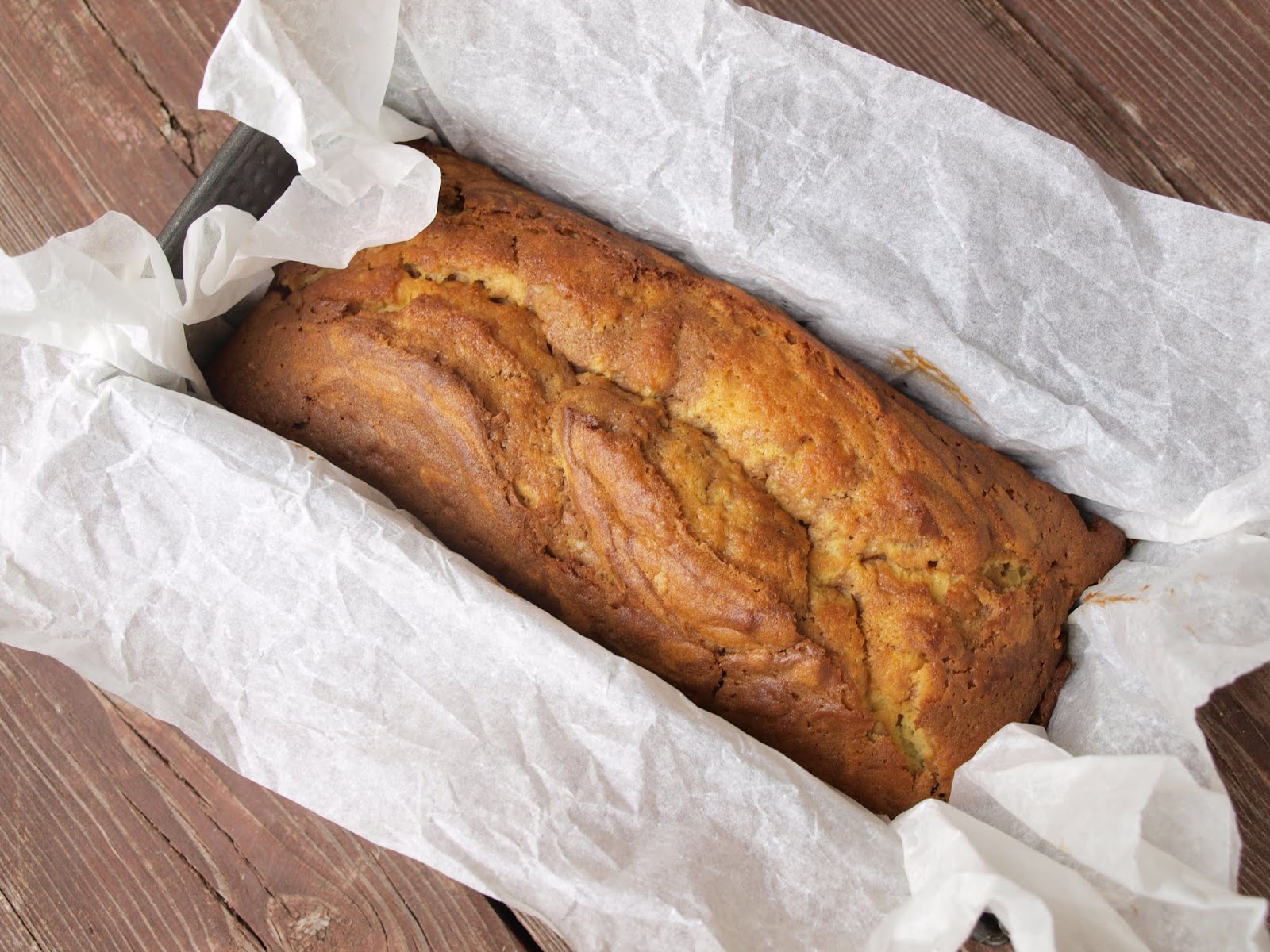 iškeptas marmurinis pieniško šokolado keksas