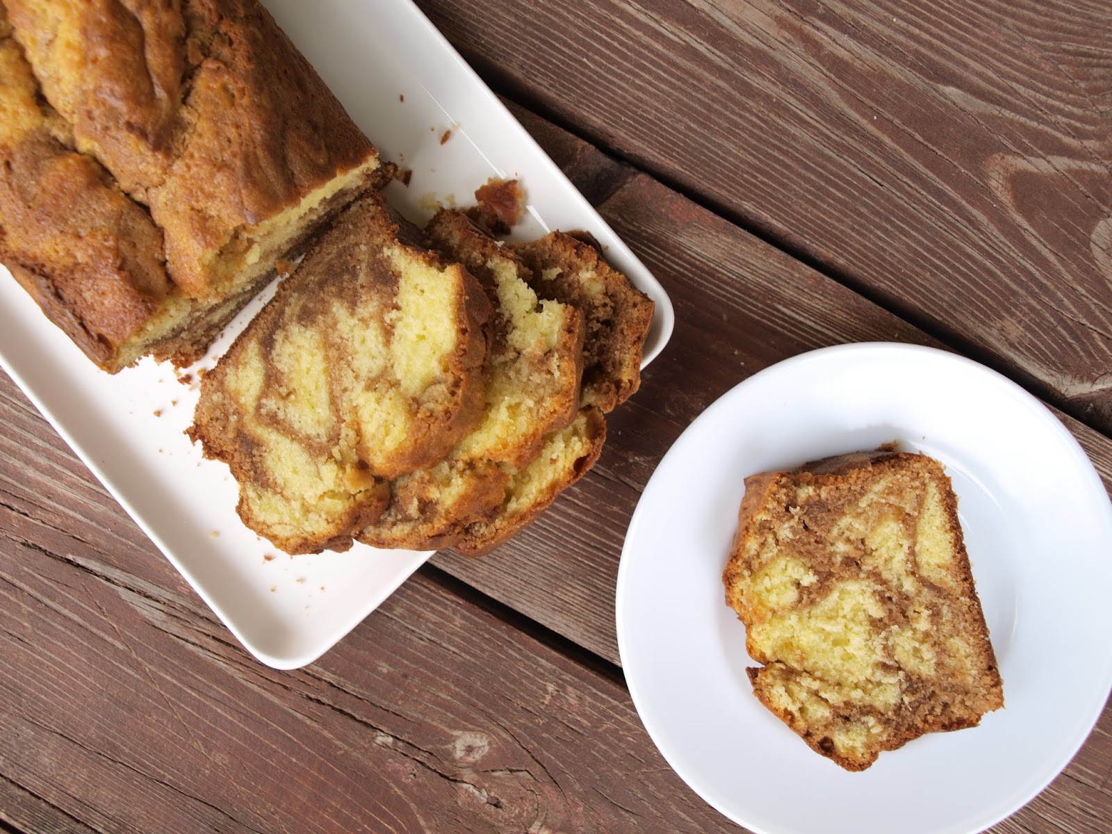 supjaustytas marmurinis pieniško šokolado keksas