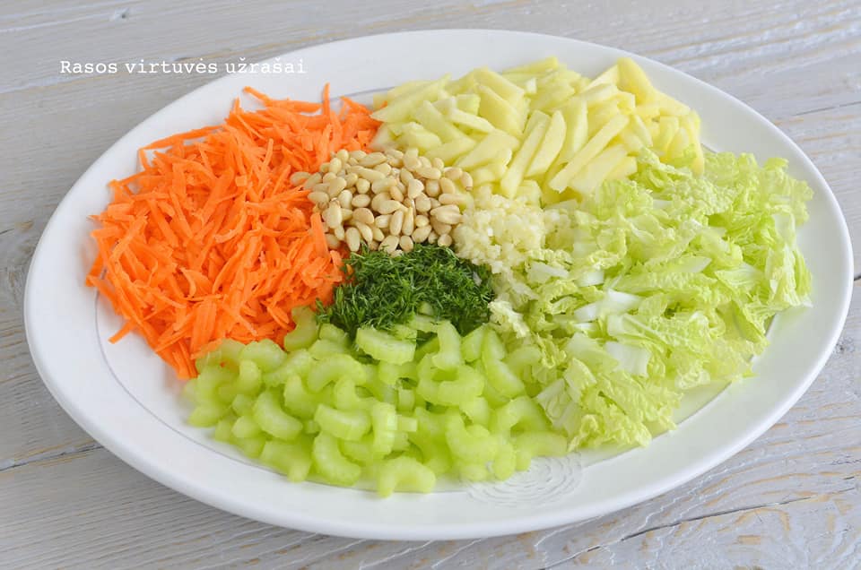 pekino kopūstų salotos su salierais, morkomis ir obuoliais ingredientai pekino kopūstų salotos su salierais, morkomis ir obuoliais ingredientai