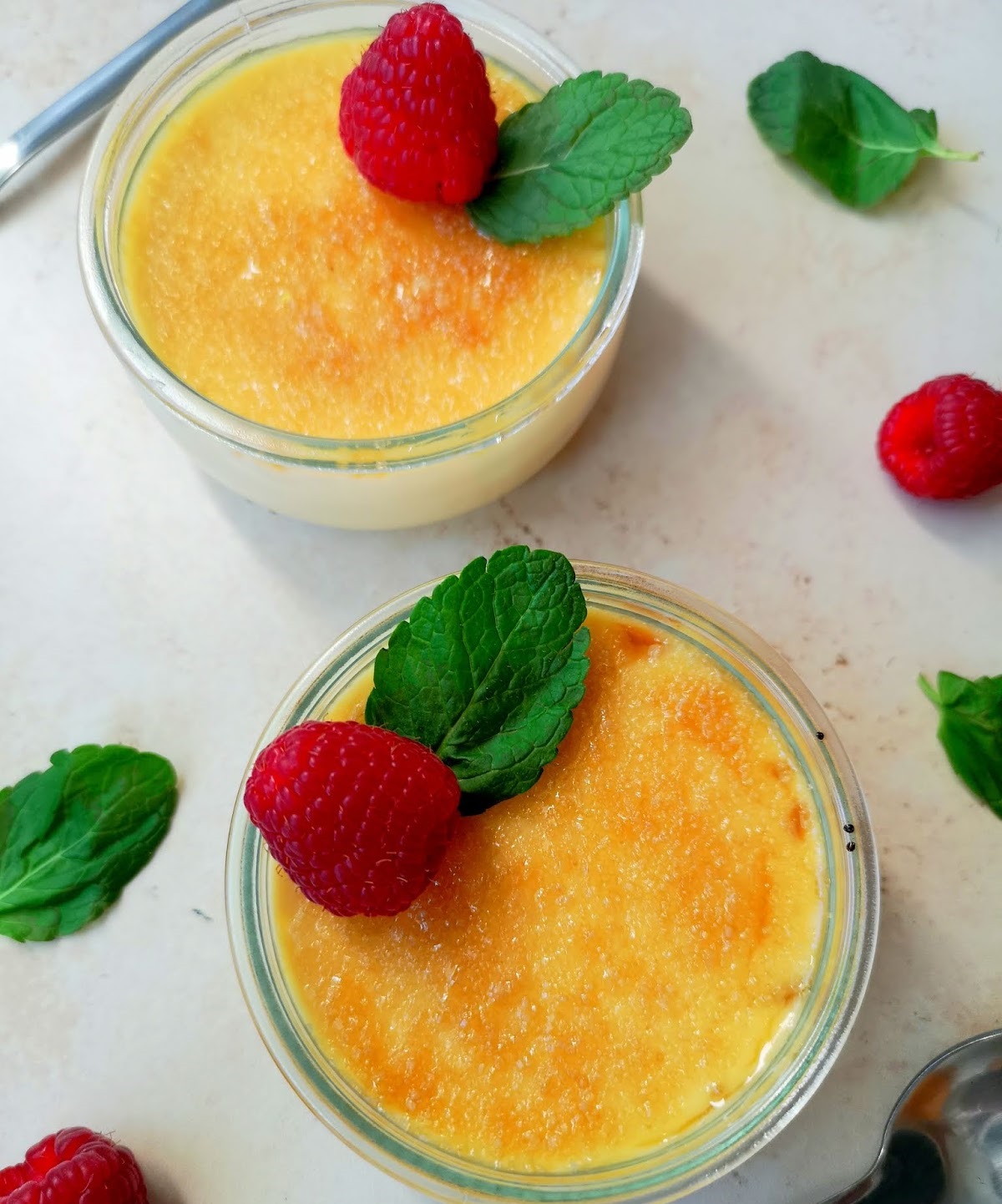 pagamintas krem briulė su arbata