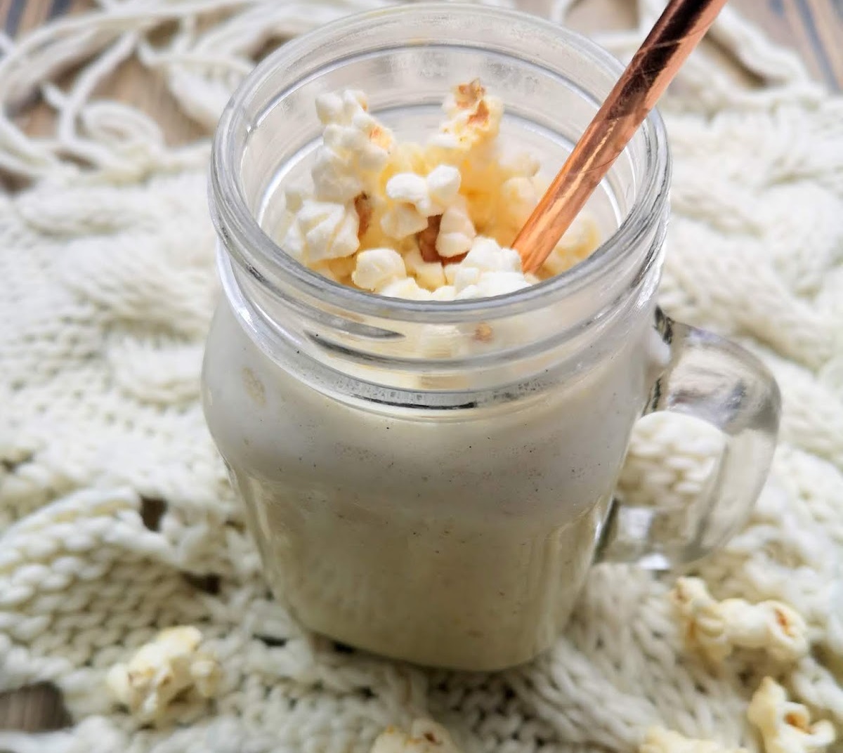 pagamintas vanilinių spragėsiu pieno kokteilis