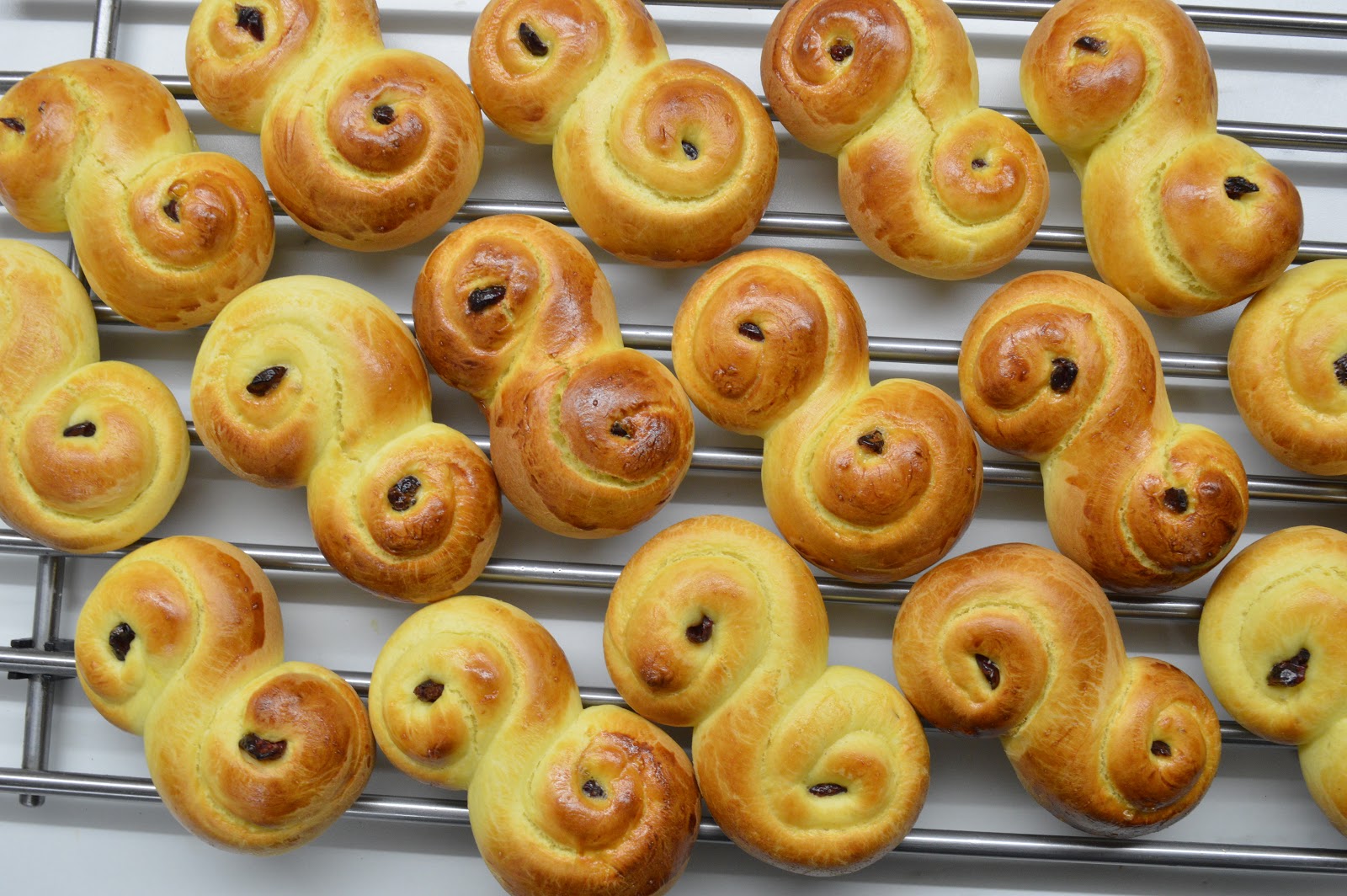 iškeptos švediškos bandelės su šafranais