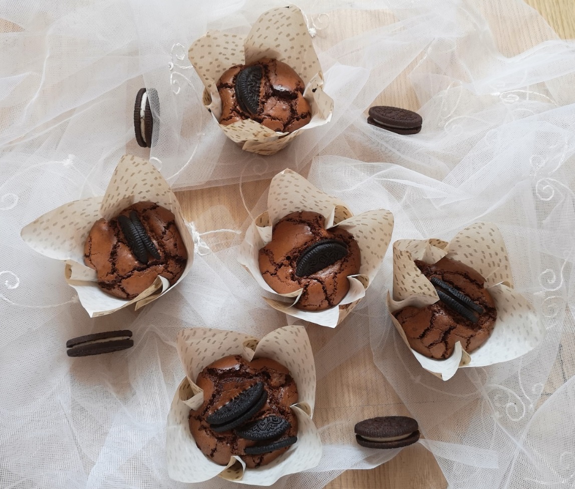 iškepti Oreo šokoladiniai keksiukai