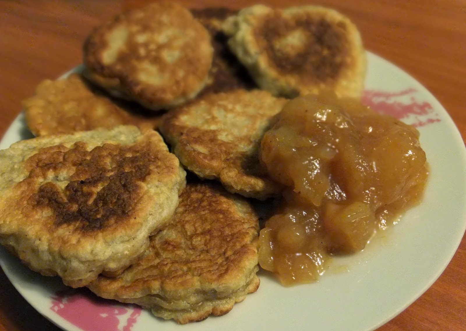 patiekti blynai su dribsniais