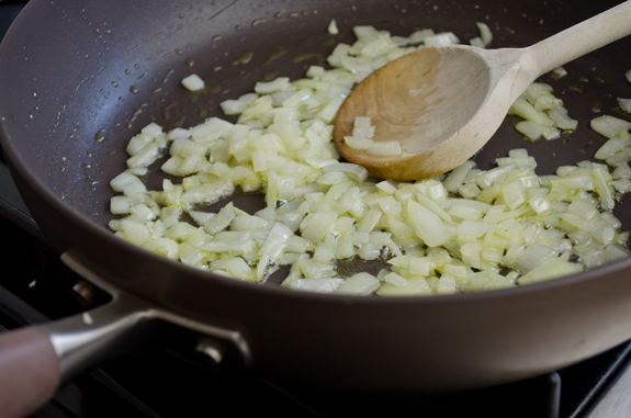 apkepintas svogūnas keptuvėje