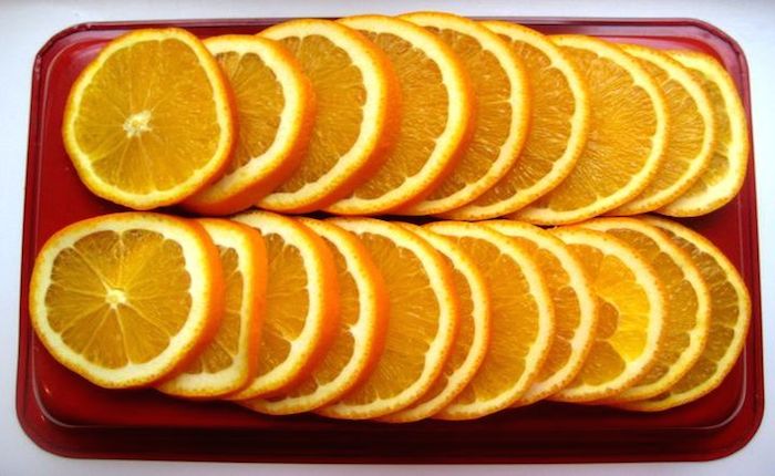 supjaustytas apelsinas žiedais