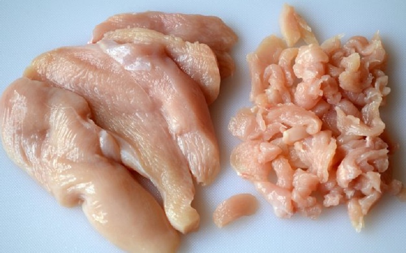 smulkiai supjaustytas vištiena gabaliukais