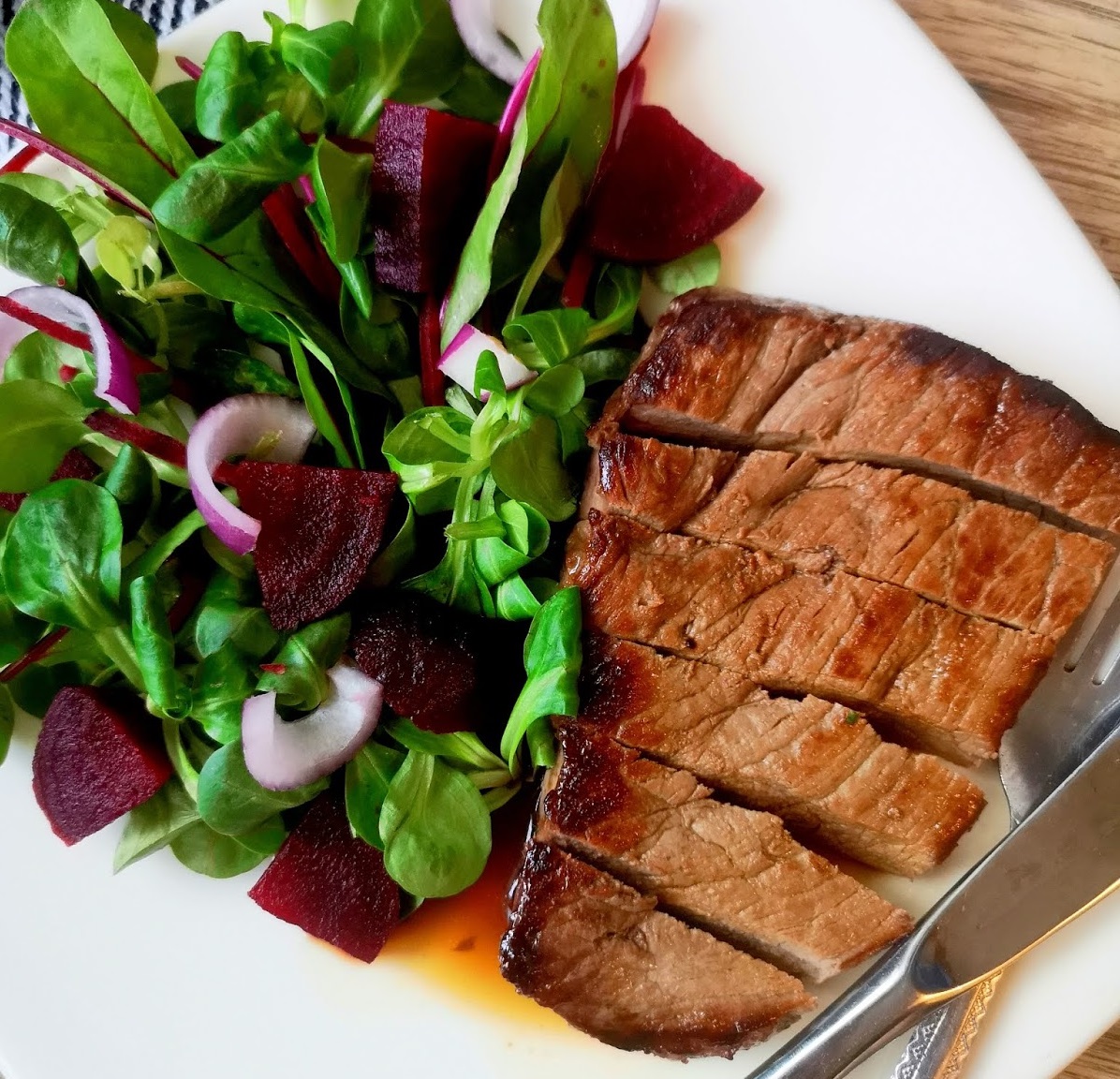 jautienos didkepsnis marinuotas kavoje patiektas su garnyru