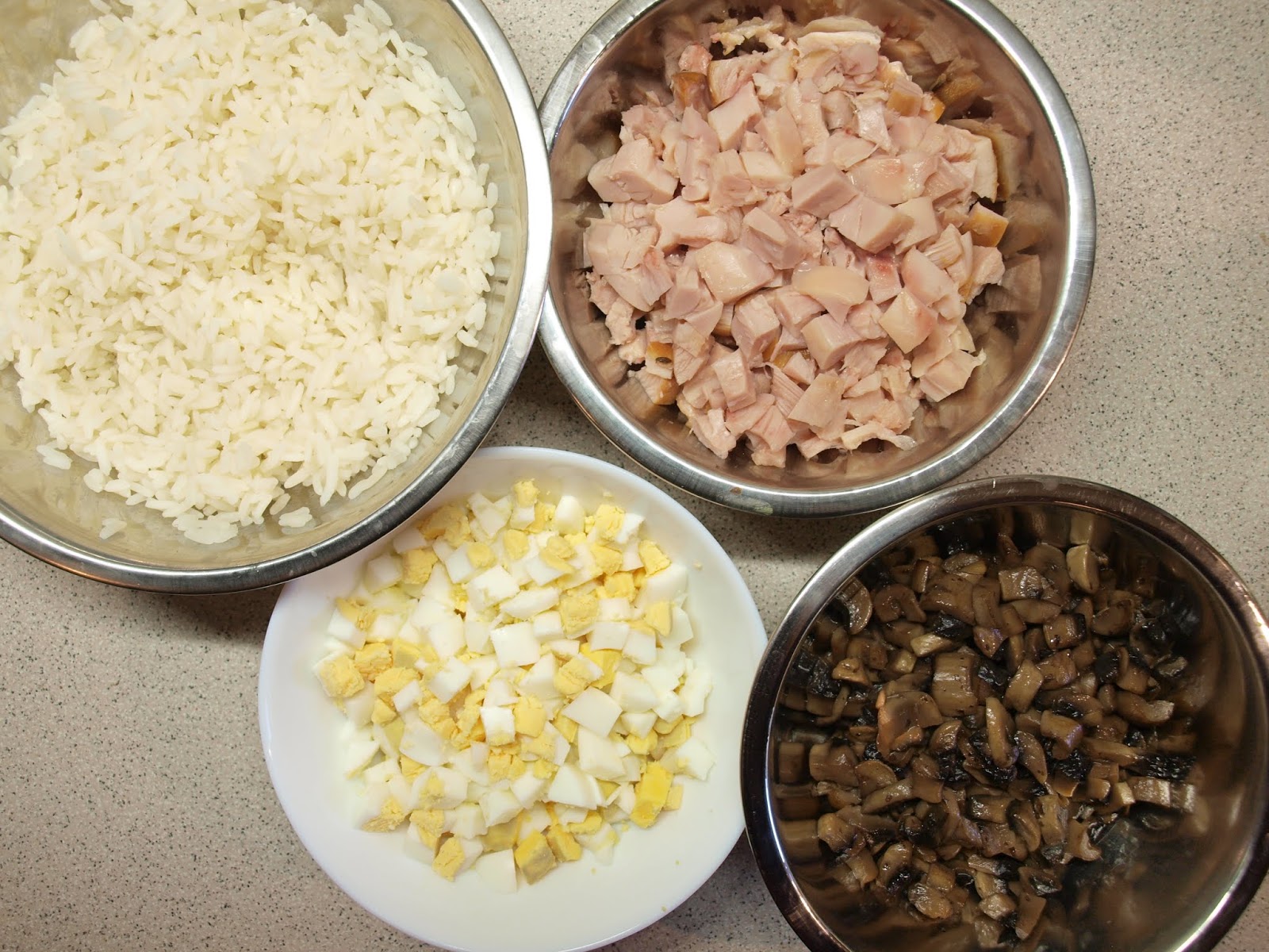 paruošti sluoksniuotos salotos su vištiena ir pievagrybiais ingredientai