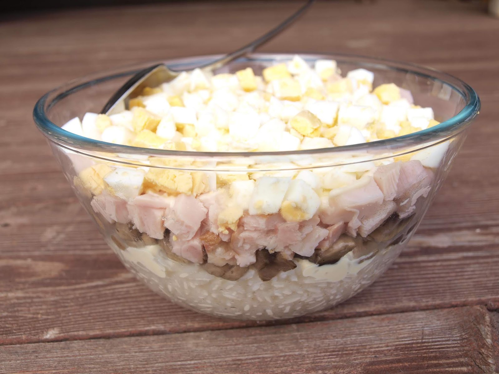 pagamintos sluoksniuotos salotos su vištiena ir pievagrybiais