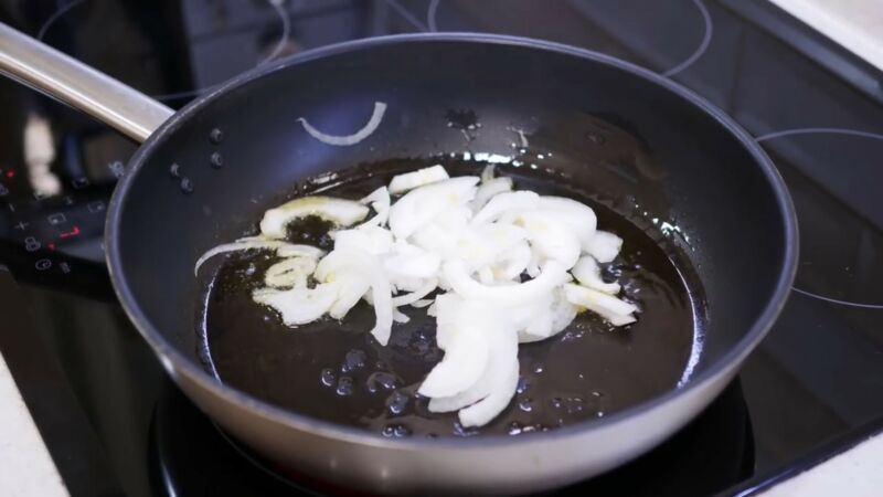 svogūnai kepinami keptuvėje