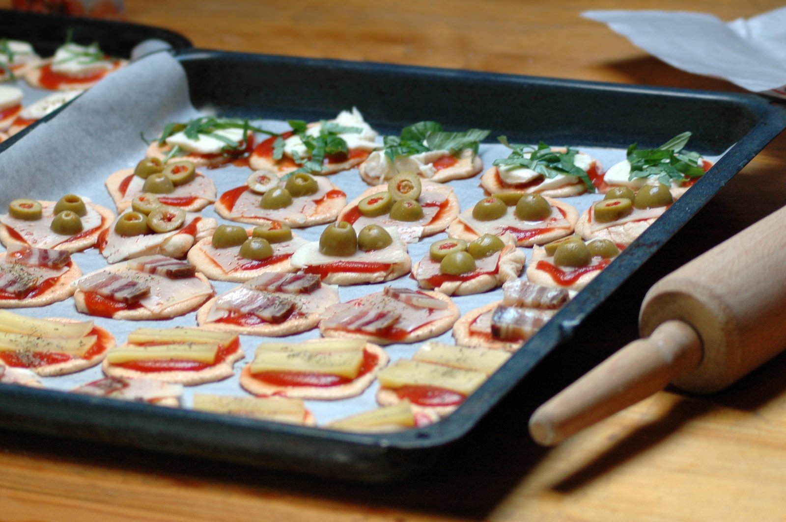 крошечные круглые пиццы