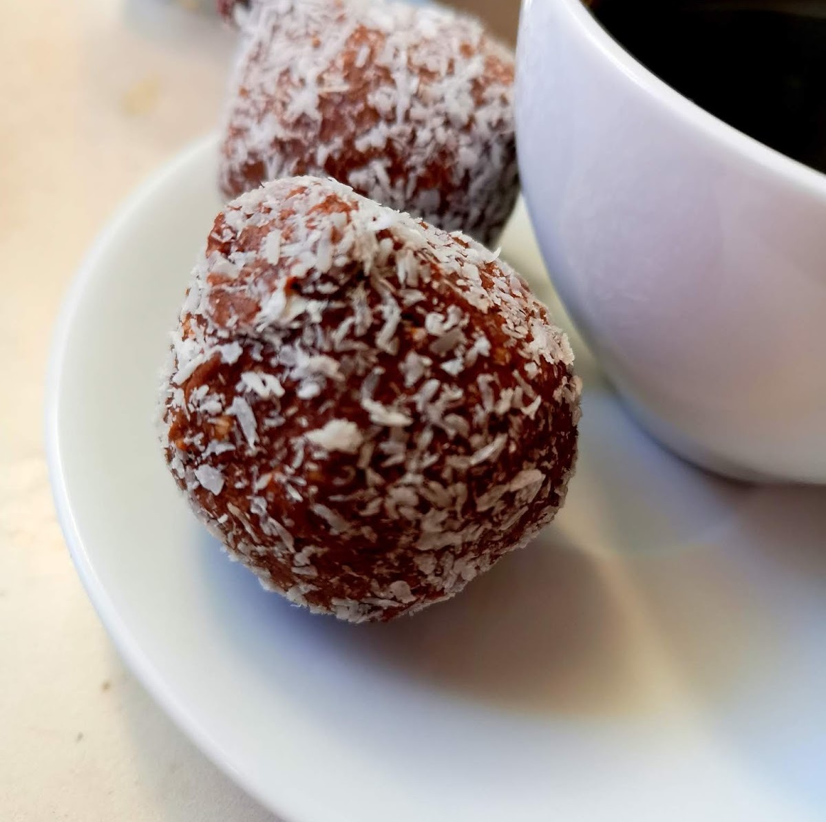 pagaminti šokolado ir avokado triufeliai