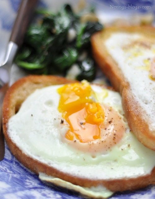 patiektas duonos riekelėje keptas kiaušinis