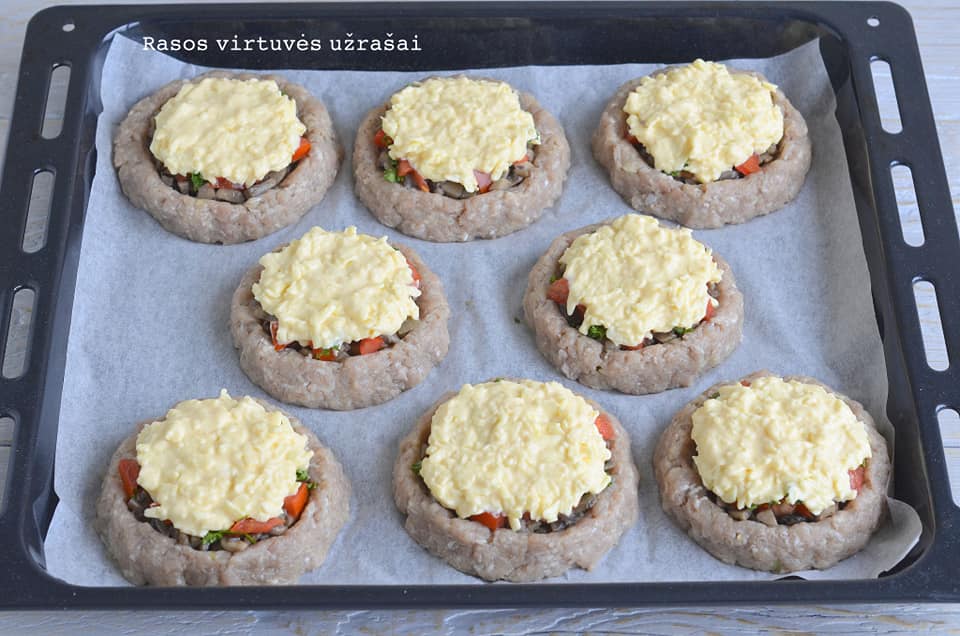 paruošti faršo lizdeliai su įdaru prieš kepimą