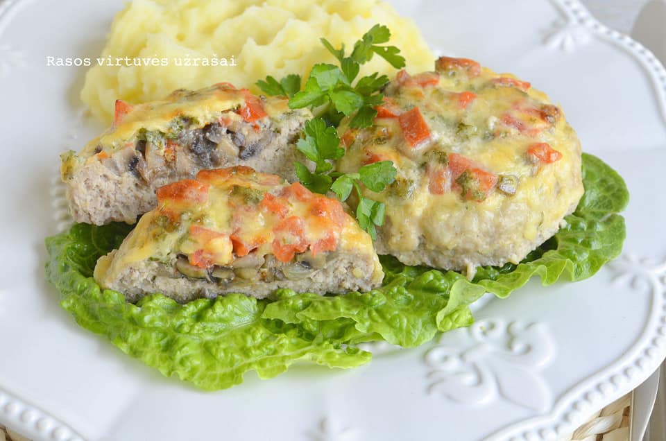 iškepti ir patiekti faršo lizdeliai su pievagrybiais, pomidorais ir sūriu