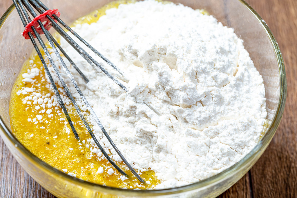 яйца с просеянной мукой и разрыхлителем
