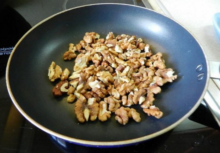 грецкие орехи, обжаренные на сковороде