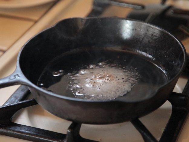 keptuvėje įkaitintas sviestas su aliejumi