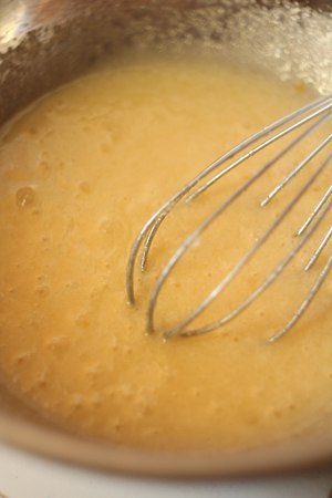 измельчиные бананы, масло, сахар, яйца.