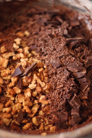  шоколад и орехи с тестом для кексов