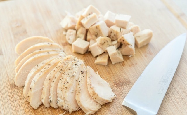 iškepta vištienos filė supjaustyta gabaliukais