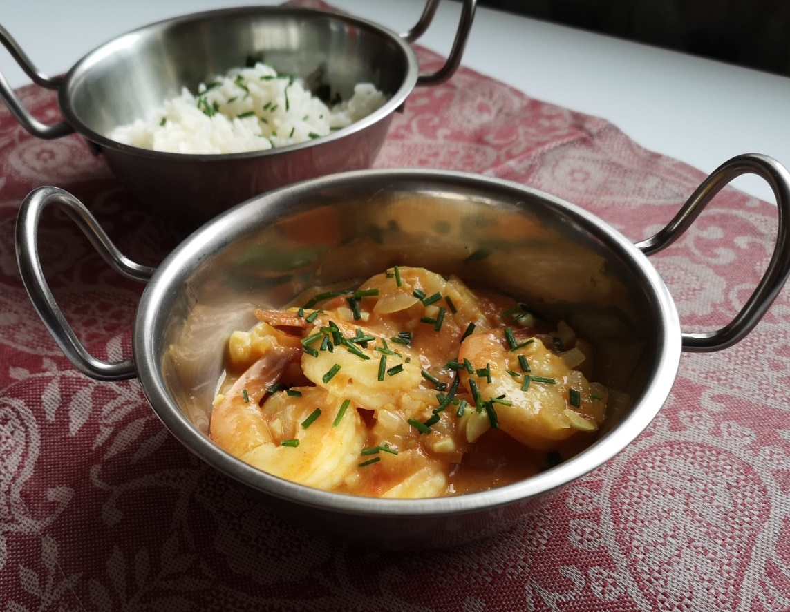 patiektos krevetės kario padaže su virtais ryžiais