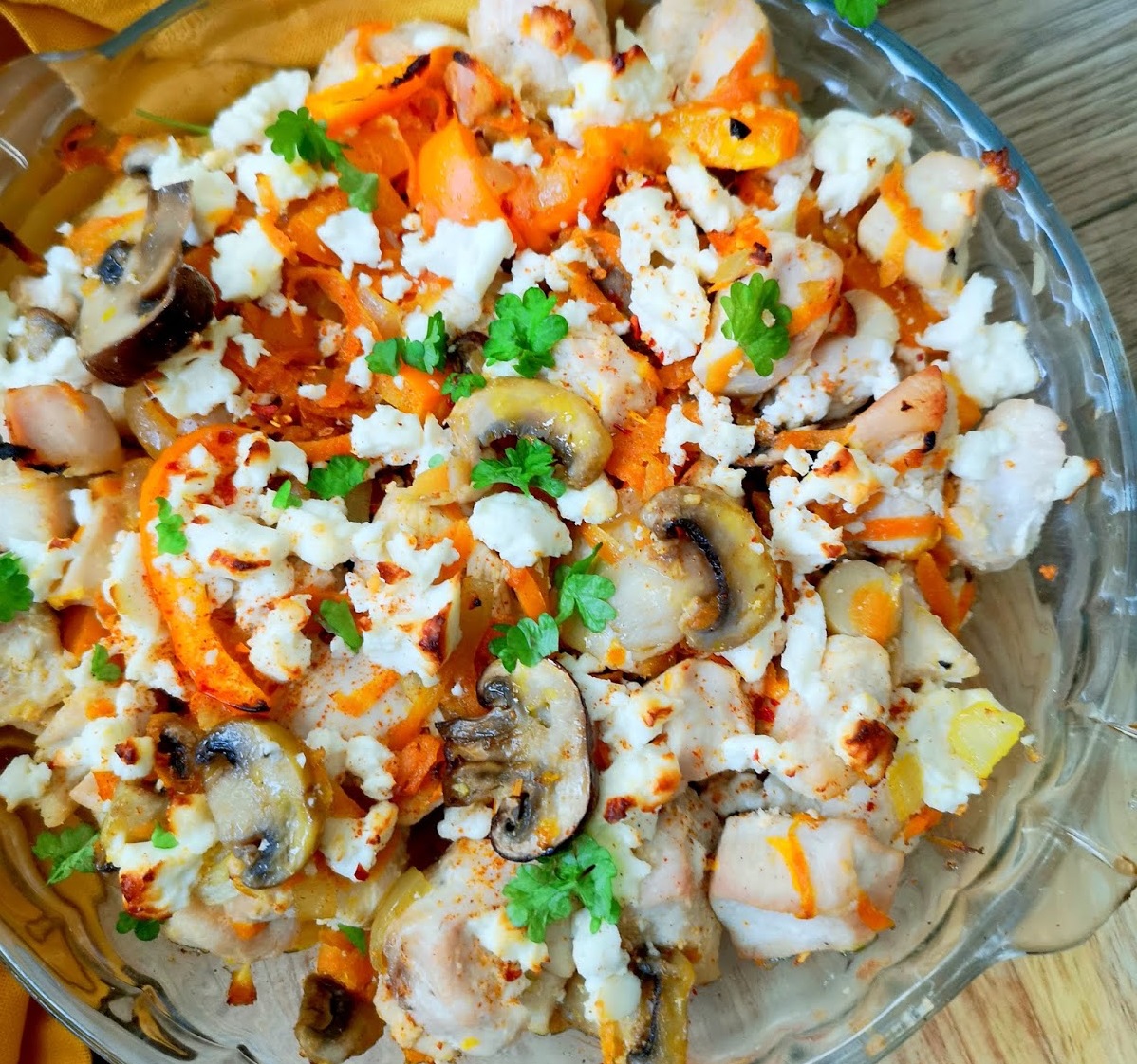 iškepta vištiena užkepta fetos sūriu