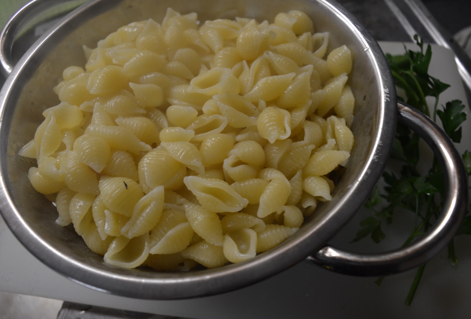 išvirti ir nukošti makaronai