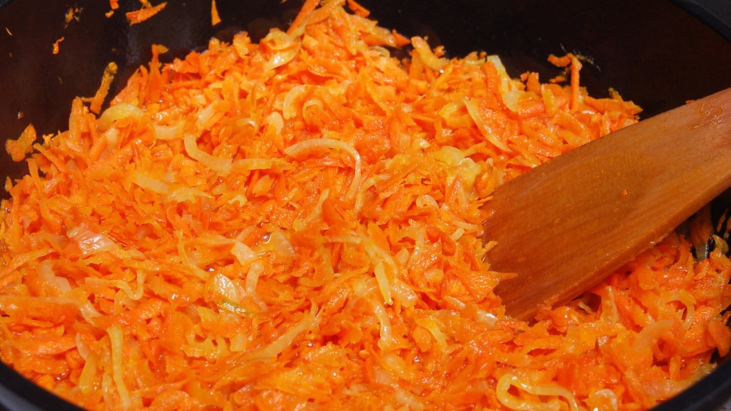 cooked carrots with onions