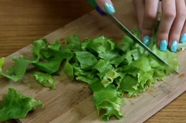 chopped lettuce leaves