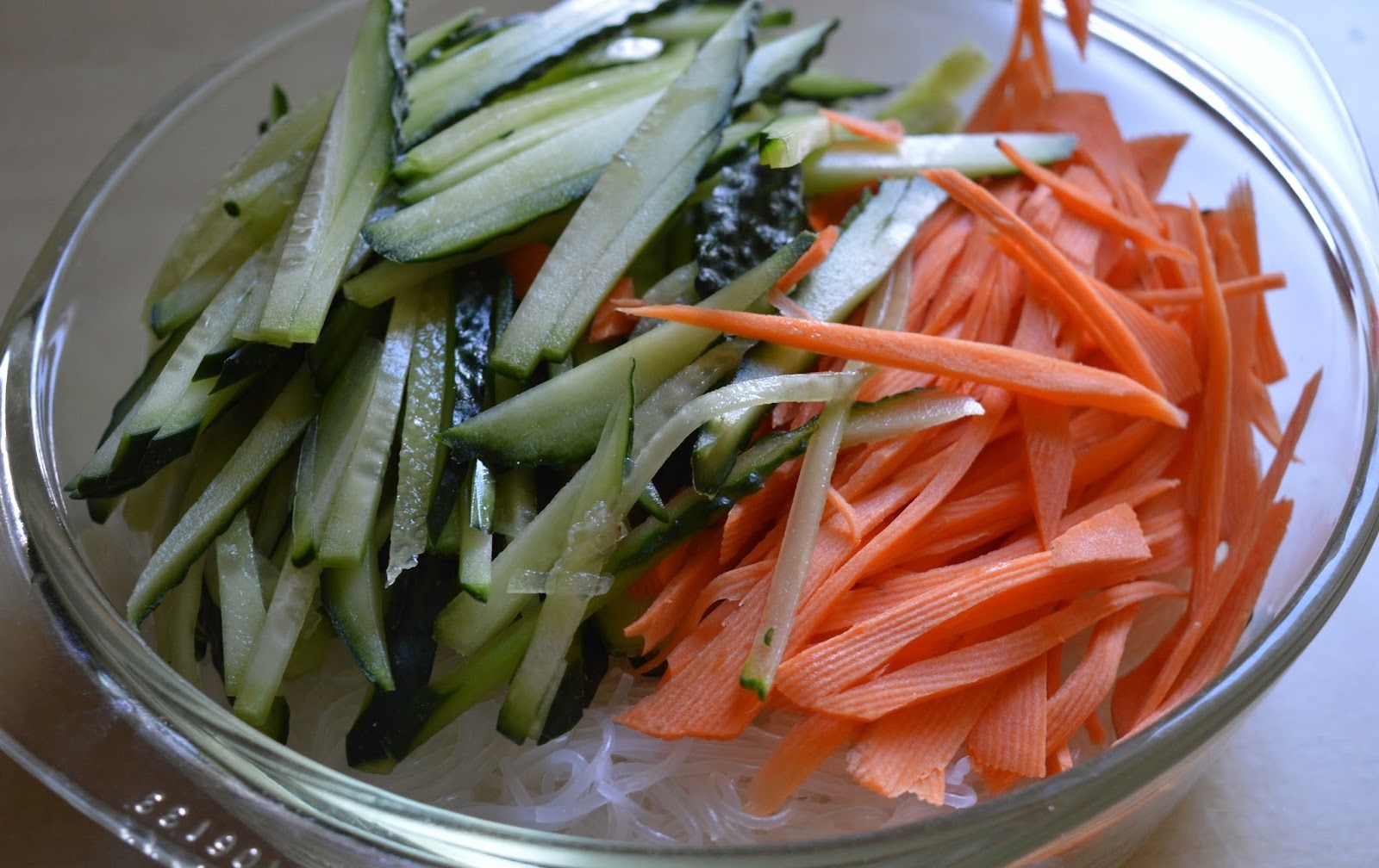 morkos ir agurkai supjaustyti šiaudeliais