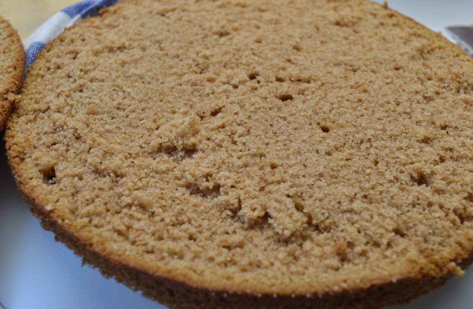 perpjauti biskvitai imbieriniam tortui