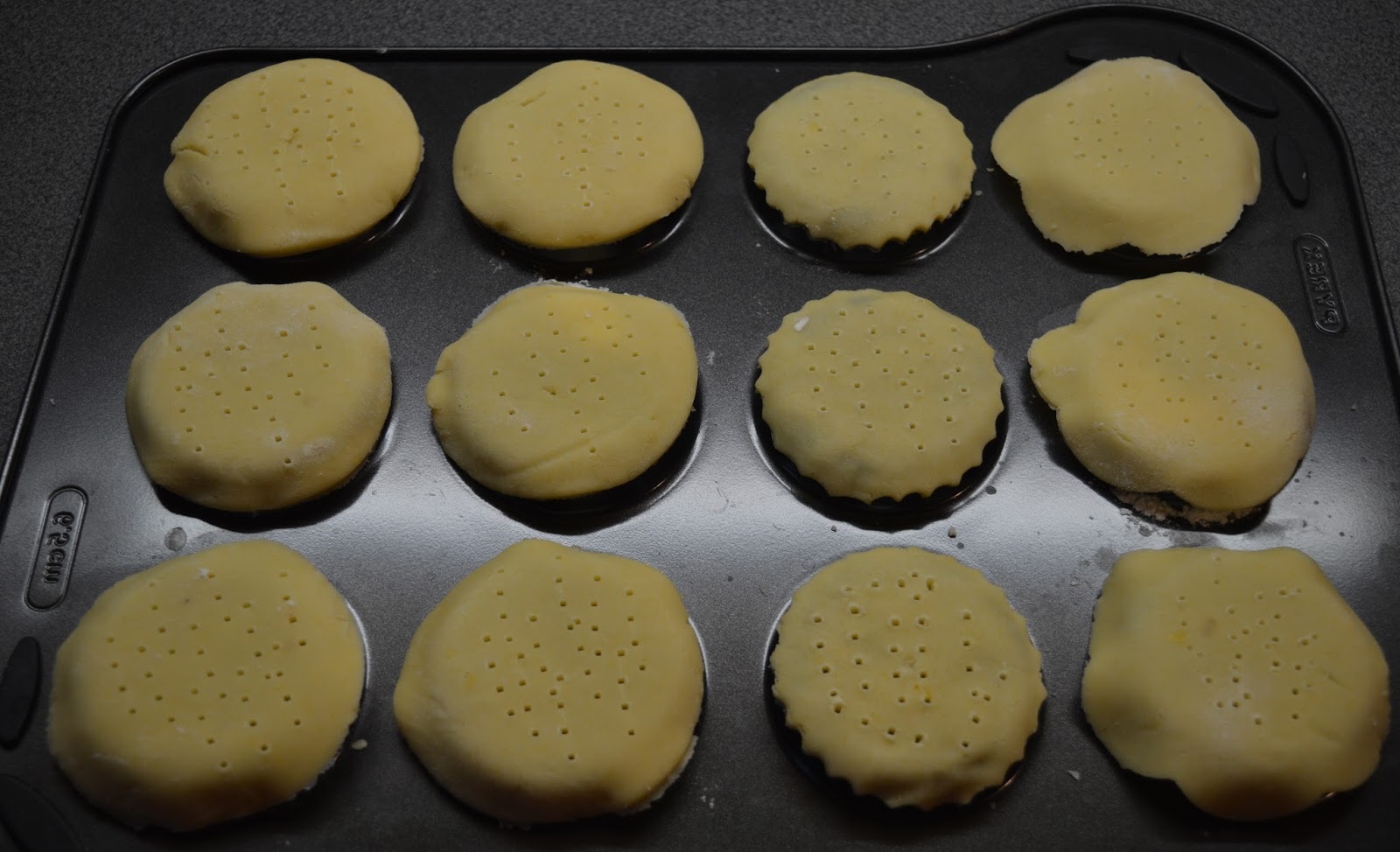 trapios tešlos krepšeliai keksiukų formelėse