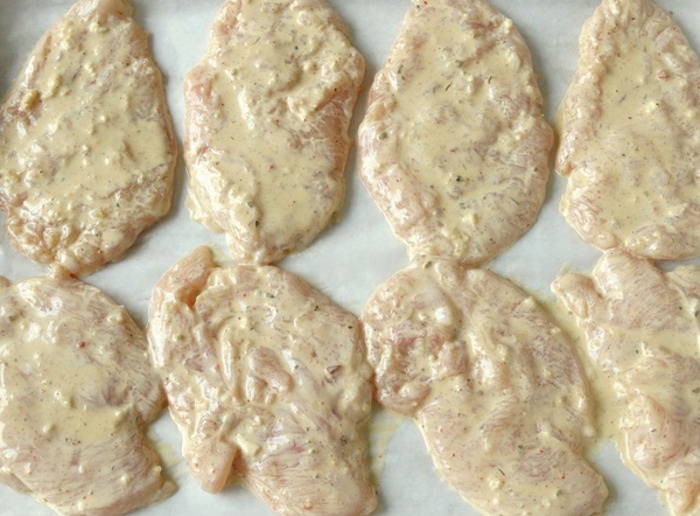 vištienos kepsneliai prieš kepimą vištienos kepsneliai prieš kepimą