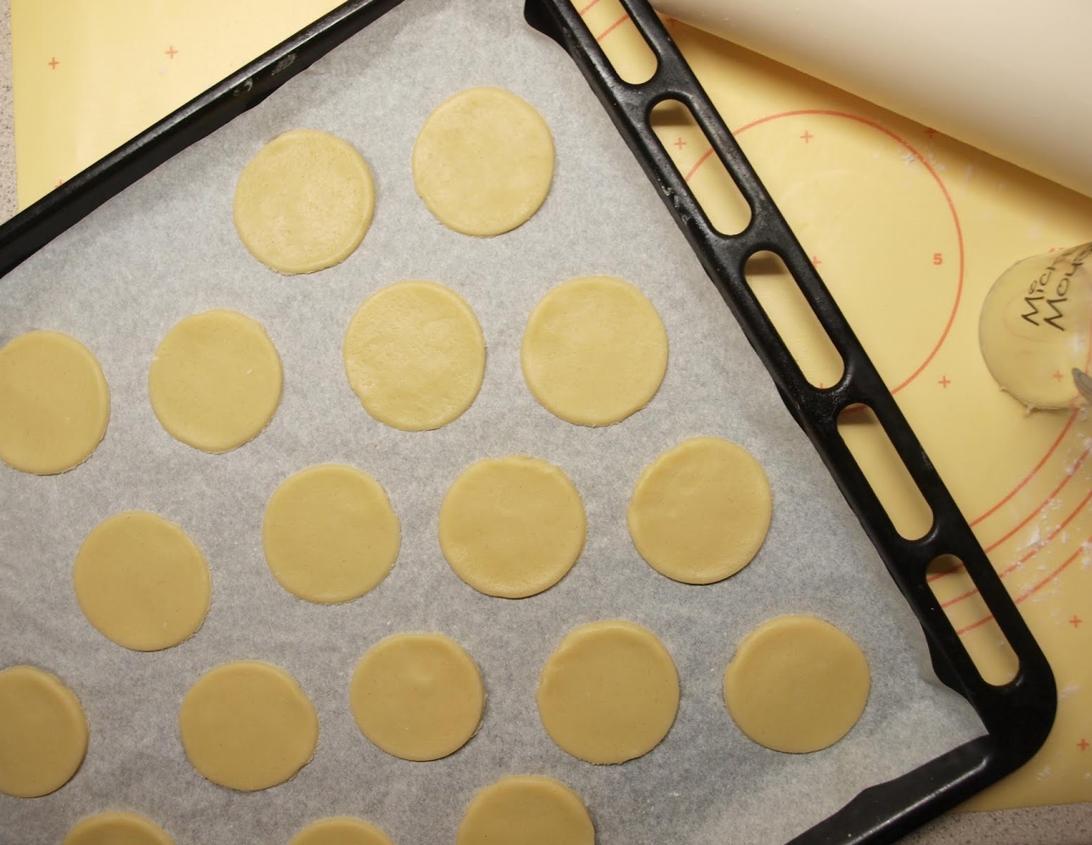 sviestiniai sausainiai ant kepimo skardos prieš kepimą