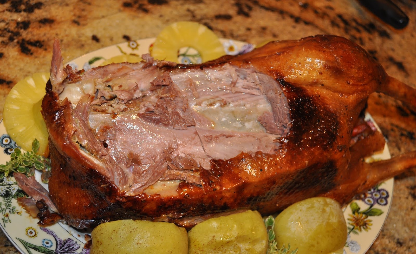 patiekta iškepta žąsis orkaitėje patiekta iškepta žąsis orkaitėje