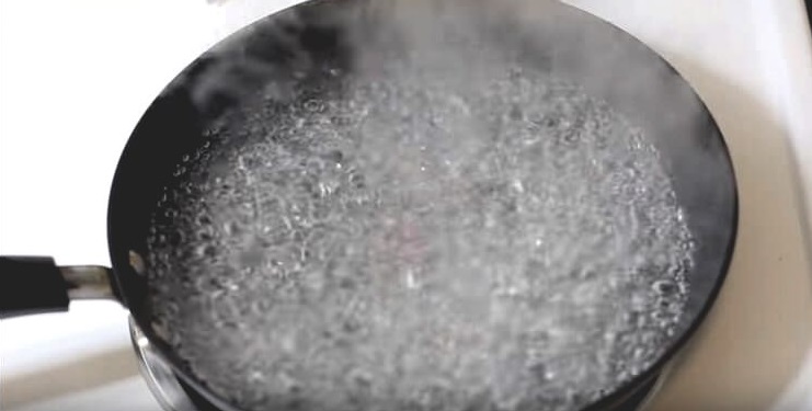 nuplauname įkyriausias priskretusias dėmes keptuvėje