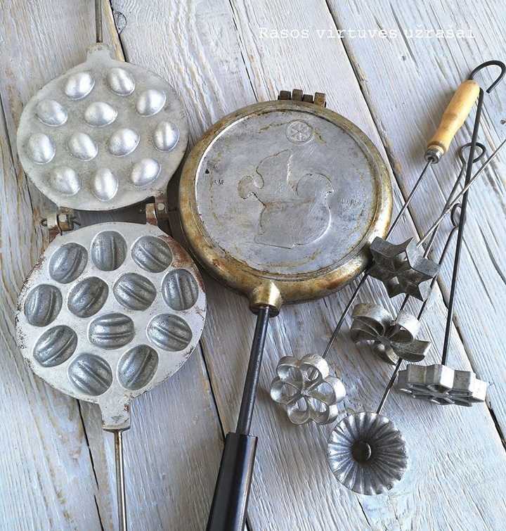 biskvitinių grybukų ir voveraičių keptuvė