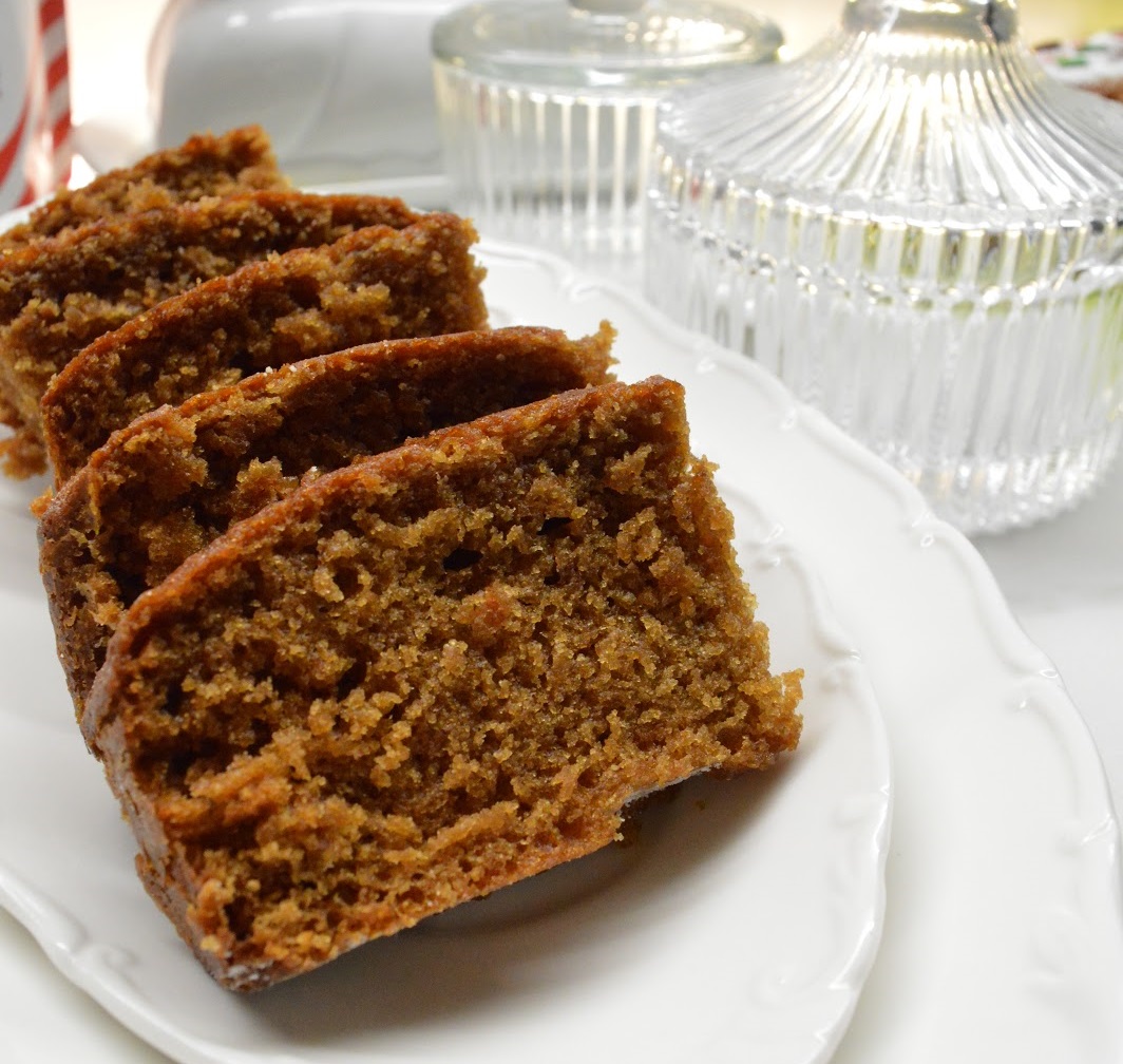 supjaustytas kalėdinis meduolis